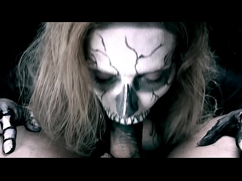 ❤️ Demonsko dekle sesa kurca s svojimi črnimi usti in pogoltne spermo. Šukanje na sl.porngifmag-com.ru