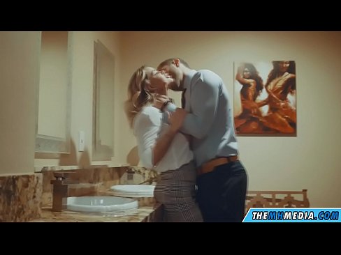 ❤️ Ko vas prsata blondinka zapelje na javnem stranišču Šukanje na sl.porngifmag-com.ru